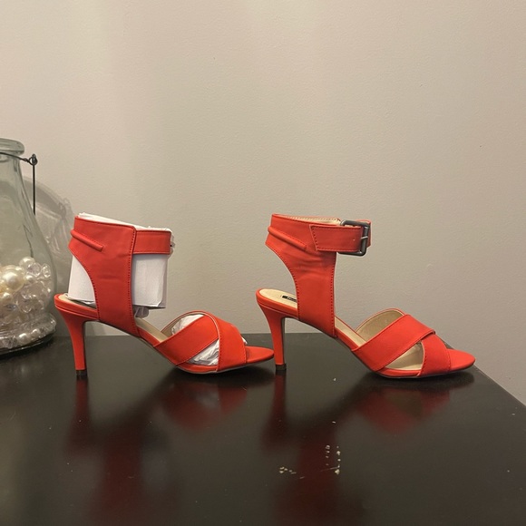 Red high heels. - Picture 8 of 8
